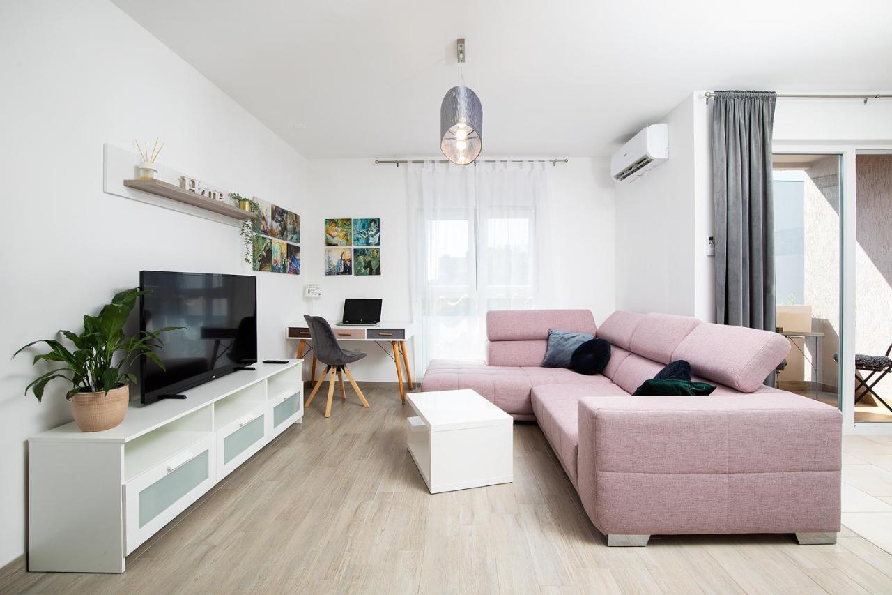 Stylish City Stay With Balcony & Free Parking Pula Exterior foto