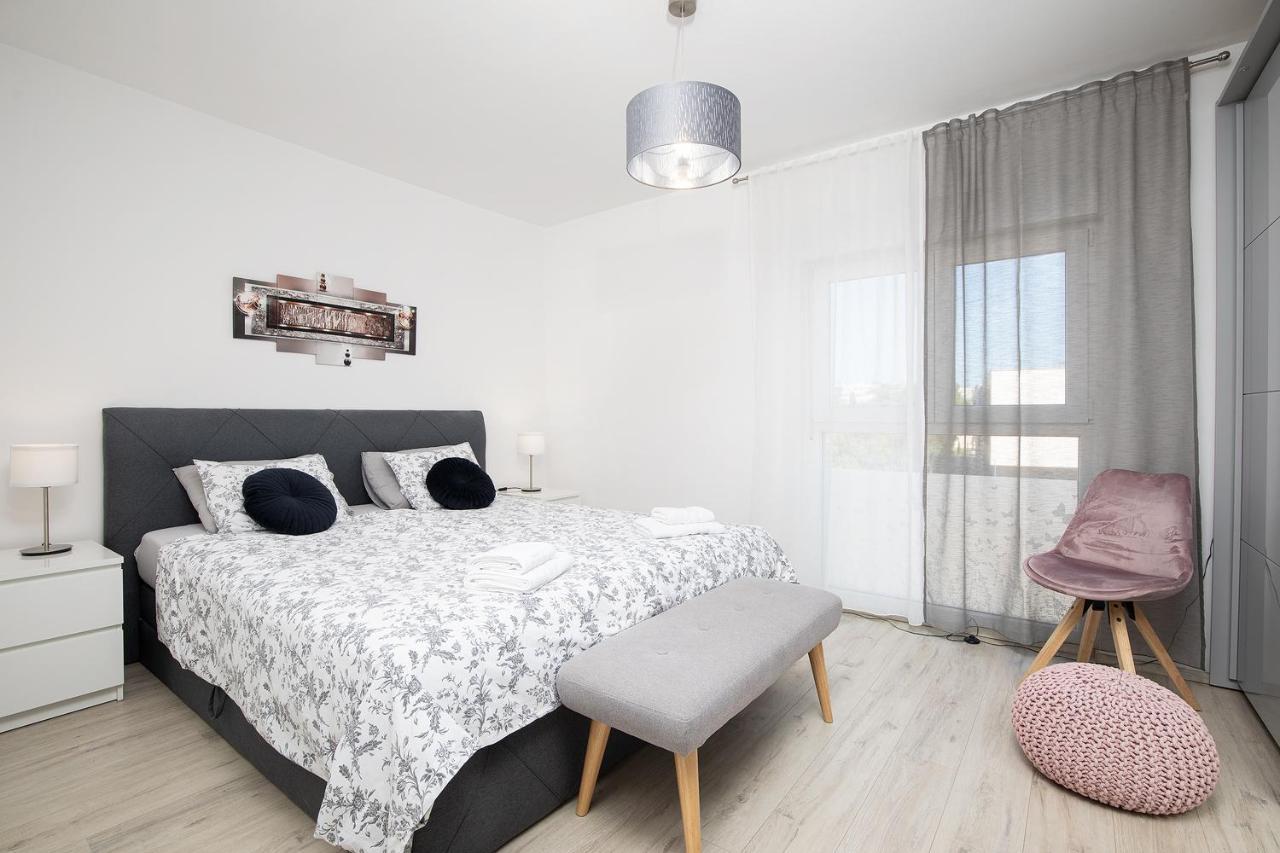 Stylish City Stay With Balcony & Free Parking Pula Exterior foto